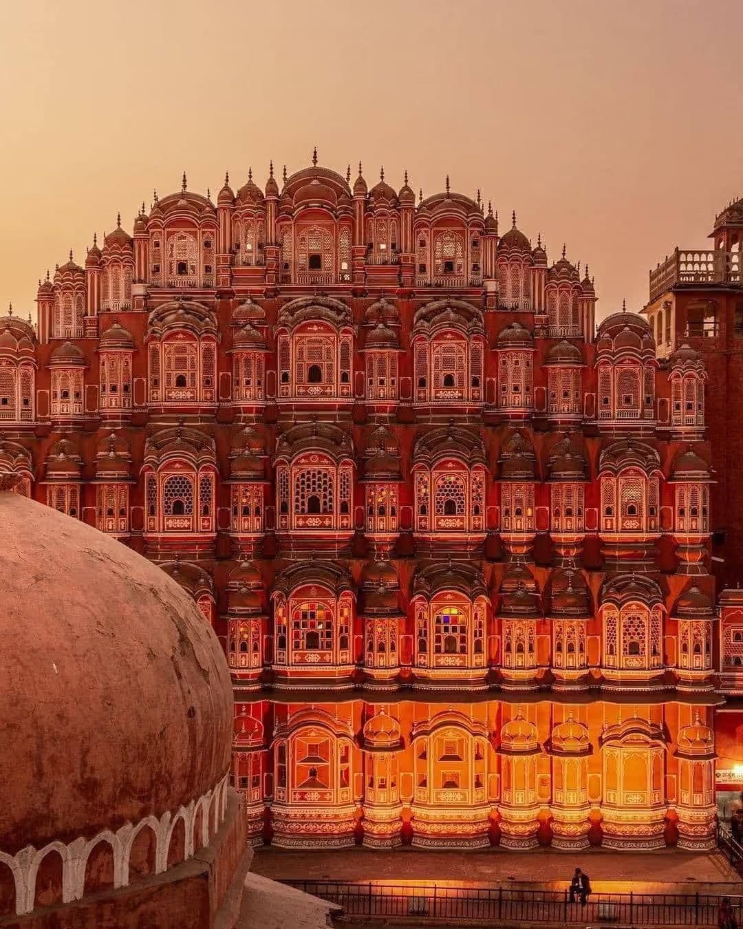 The Hawa Mahal in Jaipur glowing at dusk
